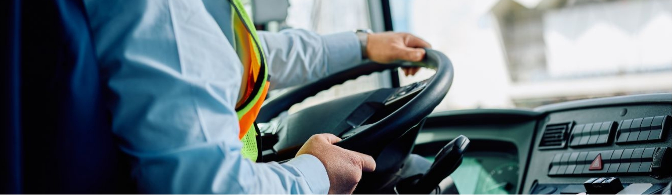 Водитель пассажирского автобуса в Польше едет по городскому маршруту.