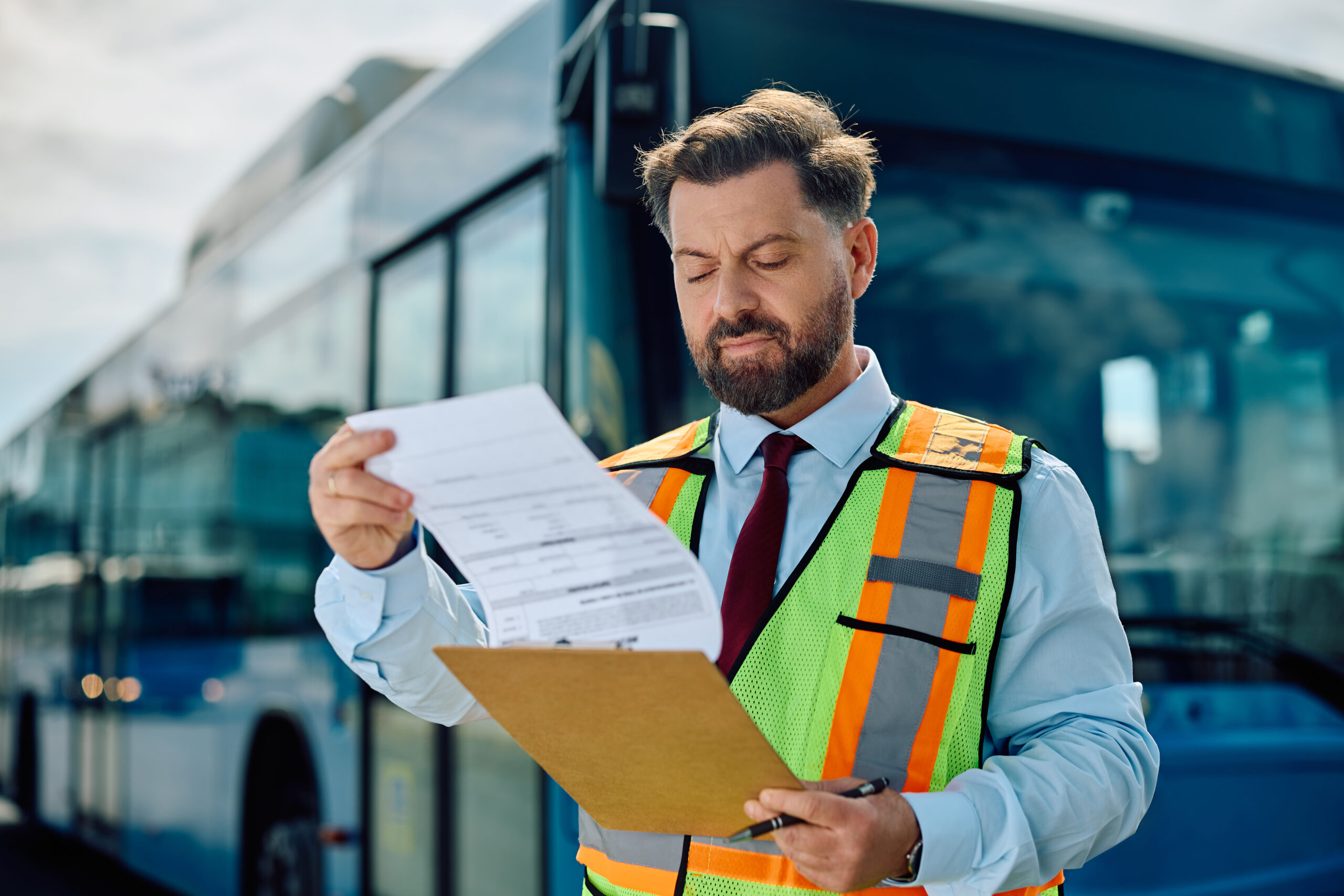 Водитель автобуса проверяет документы перед началом раьботы